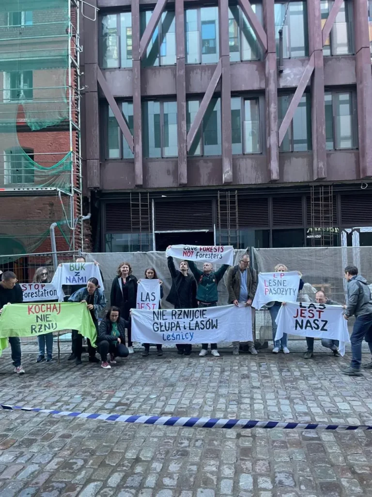 Zdjęcie z protestu w sprawie niszczenia lasów