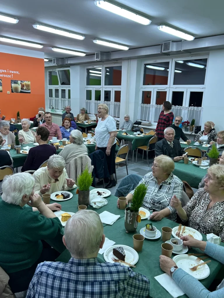 Atmosfera podczas Świątecznego Spotkania Seniorów na Zaspie Rozstaje w Gdańsku