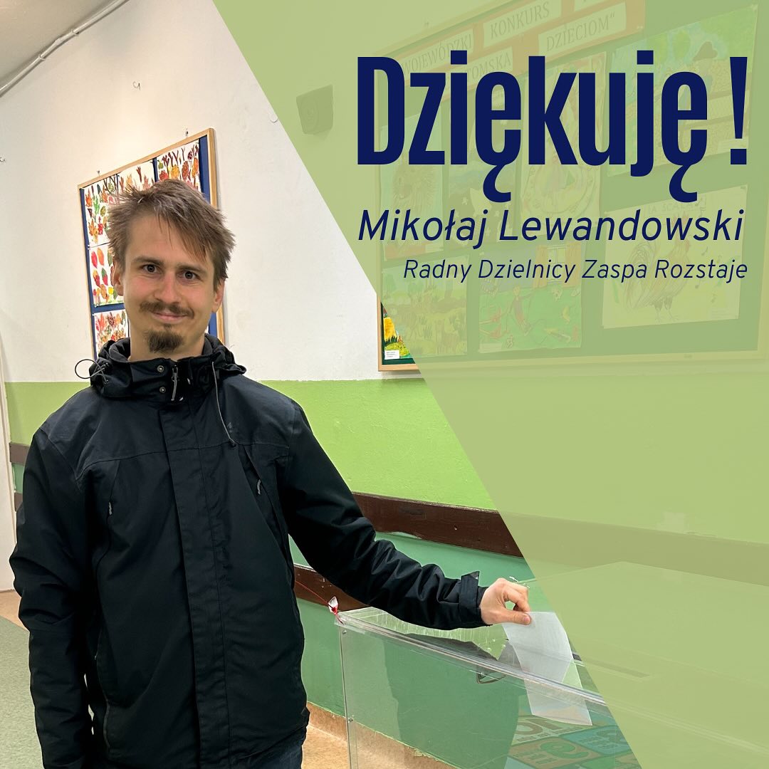 Mikołaj Lewandowski podczas głosowania w wyborach do rady dzielnicy