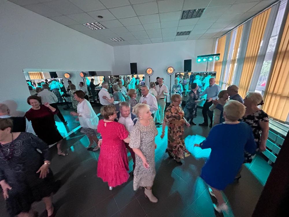 Tańce podczas Potańcówki Koszyczkowej dla Seniorów Zaspa Rozstaje