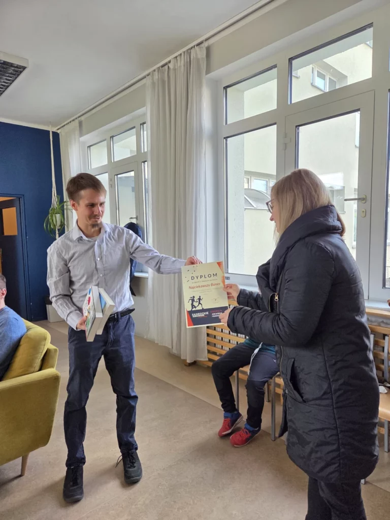 Zdjęcie podczas wręczania nagrody za 1. miejsce w konkursie na najlepszy baner podczas sąsiedzkiej strefy kibica